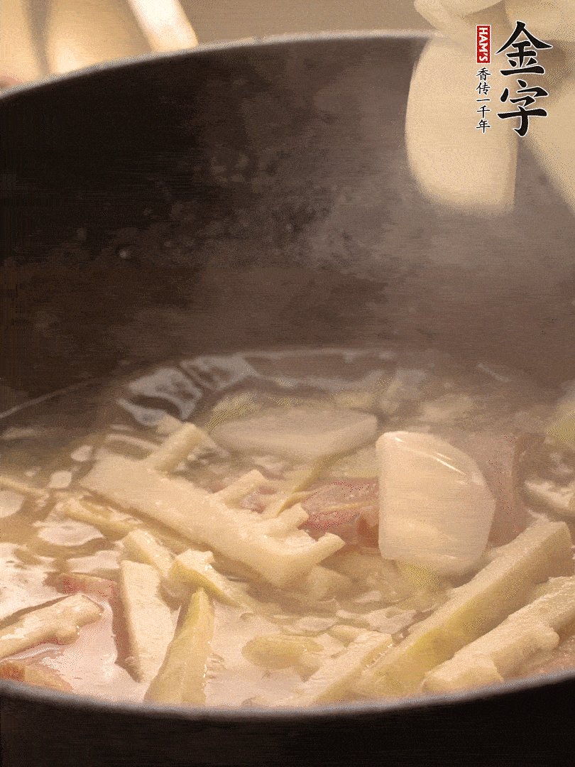 加一點開水后，放年糕燜2分鐘至軟。