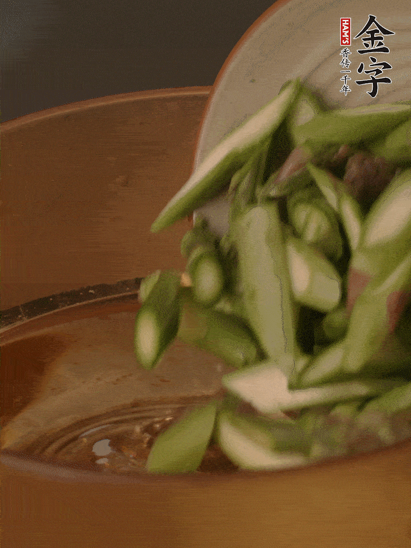 蘆筍、白玉菇焯水30秒備用。