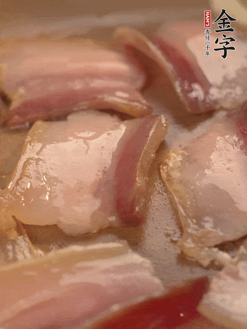 鍋中熱油煸香大蒜、咸肉。