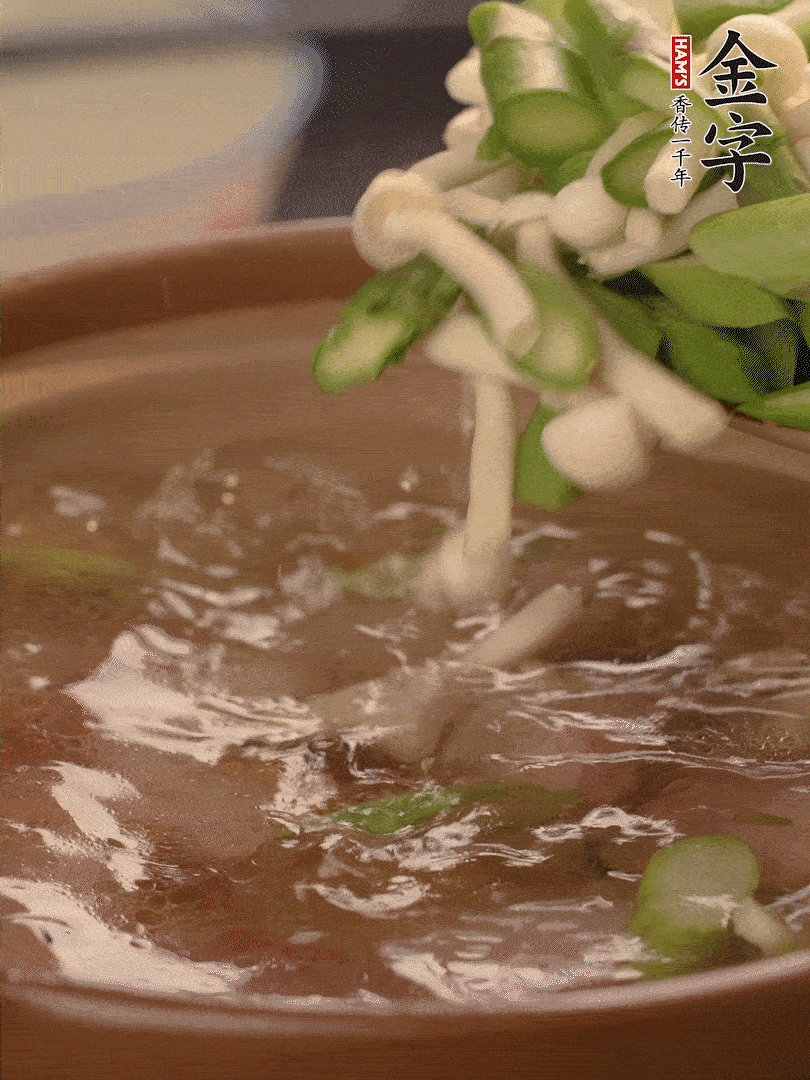 咸肉肥肉部分變透明時，加清水，放蘆筍、白玉菇大火煮開。