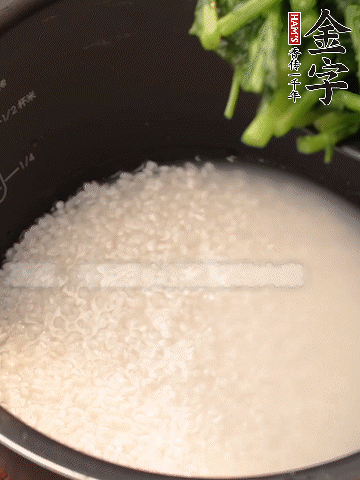 茼蒿、香腸放入浸泡好的大米，水沒過大米半指煮熟。