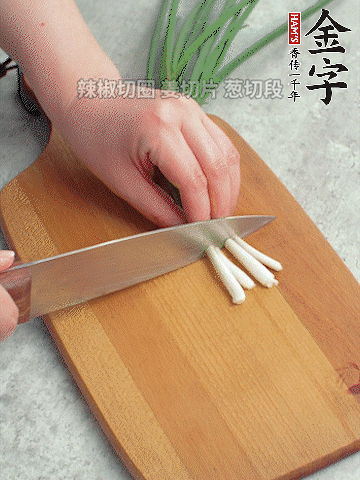 切好的咸肉鋪在碗邊，然后把千張放在中間。