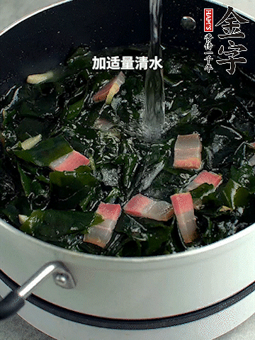 放入泡發(fā)好的裙帶菜翻炒一下，加適量清水燉煮。