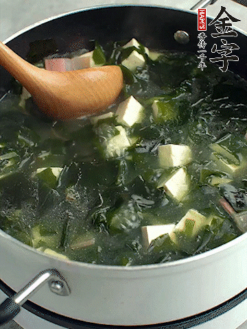 煮到沸騰后，再放入豆腐蓋蓋子煮3分鐘。