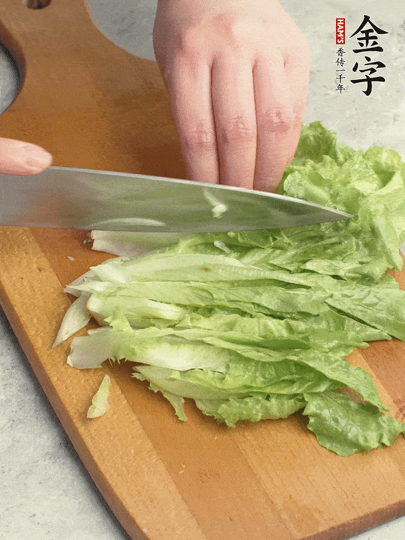 胡蘿卜、生菜、黃瓜切絲。