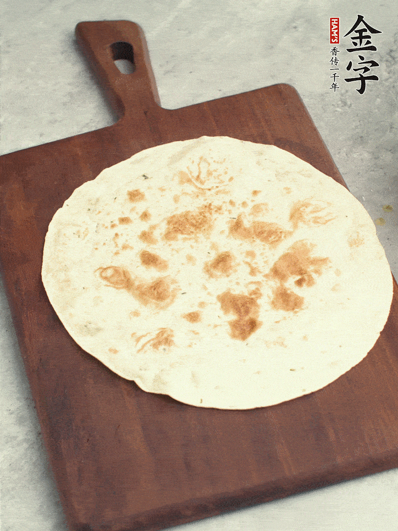 食材依次鋪在卷餅皮上，卷起來。