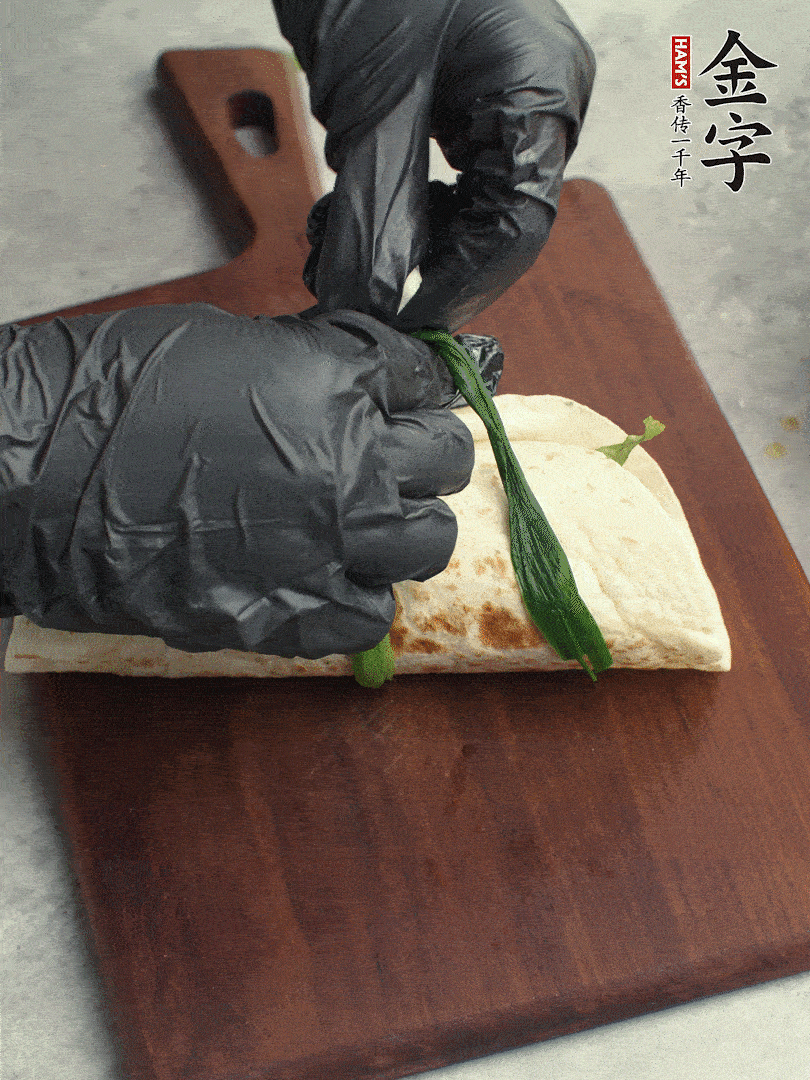 用焯過水的小蔥打結。