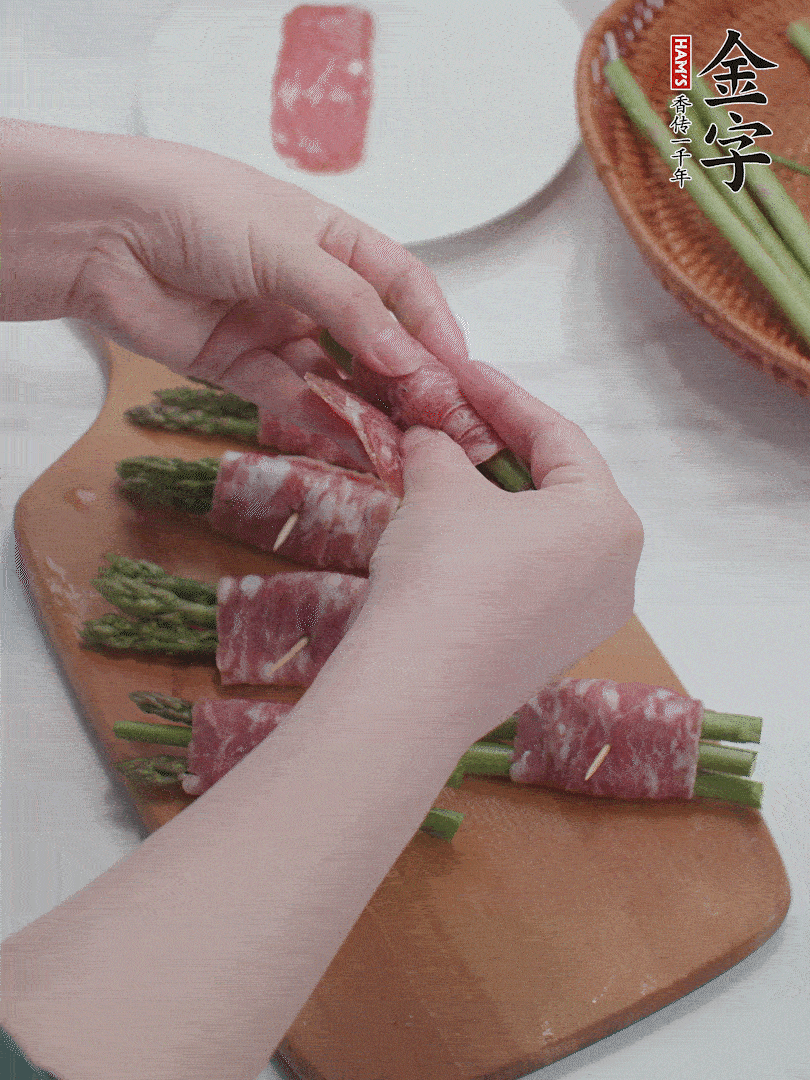 蘆筍切小段，蘆筍段用金字培根火腿卷起。