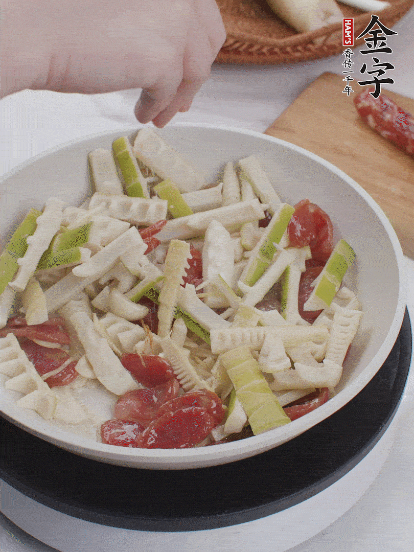 出鍋前撒蔥花。