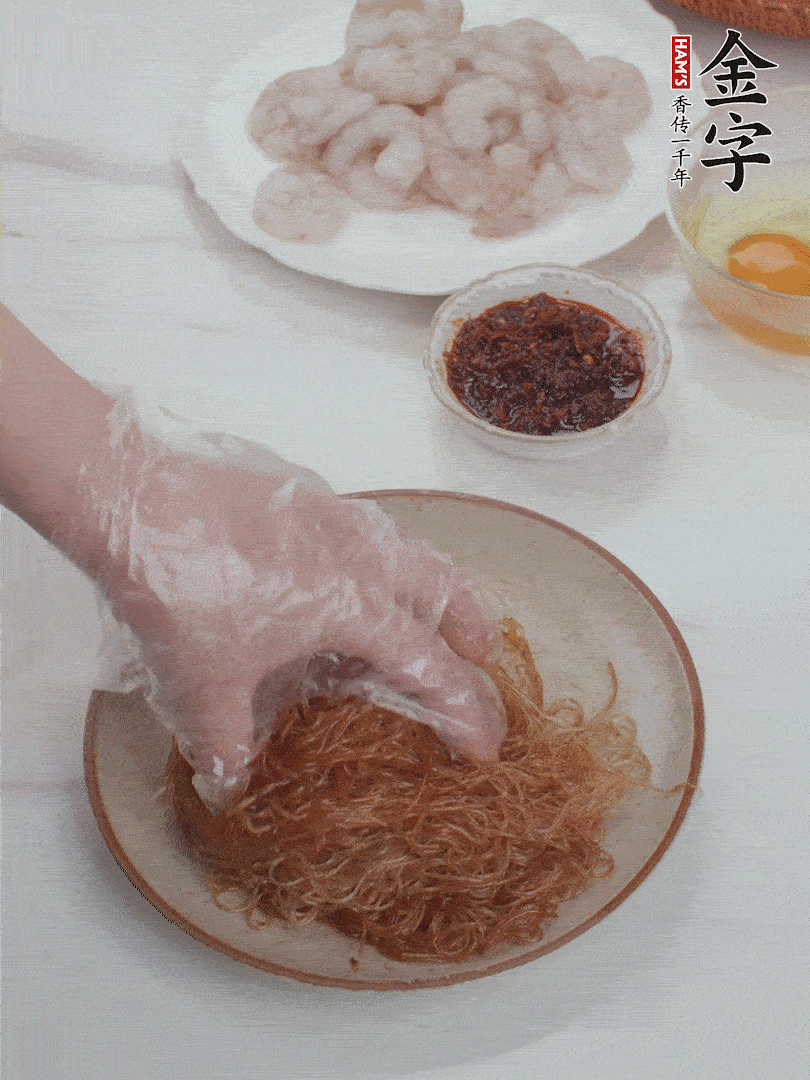 粉絲泡軟后，入沸水煮10秒，撈出后加1/2勺老抽、1/2勺食用油挑松。