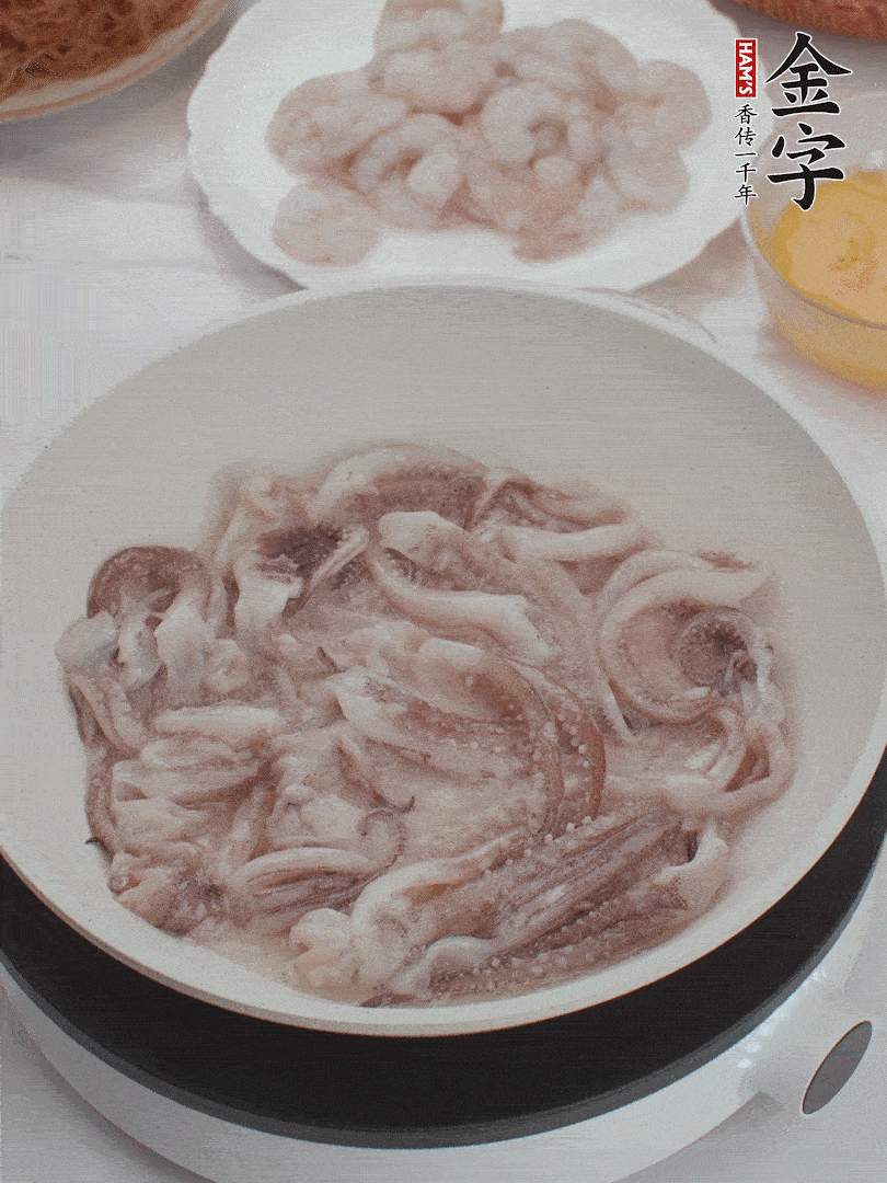蝦仁、魷魚滑油，蛋液炒制半熟。
