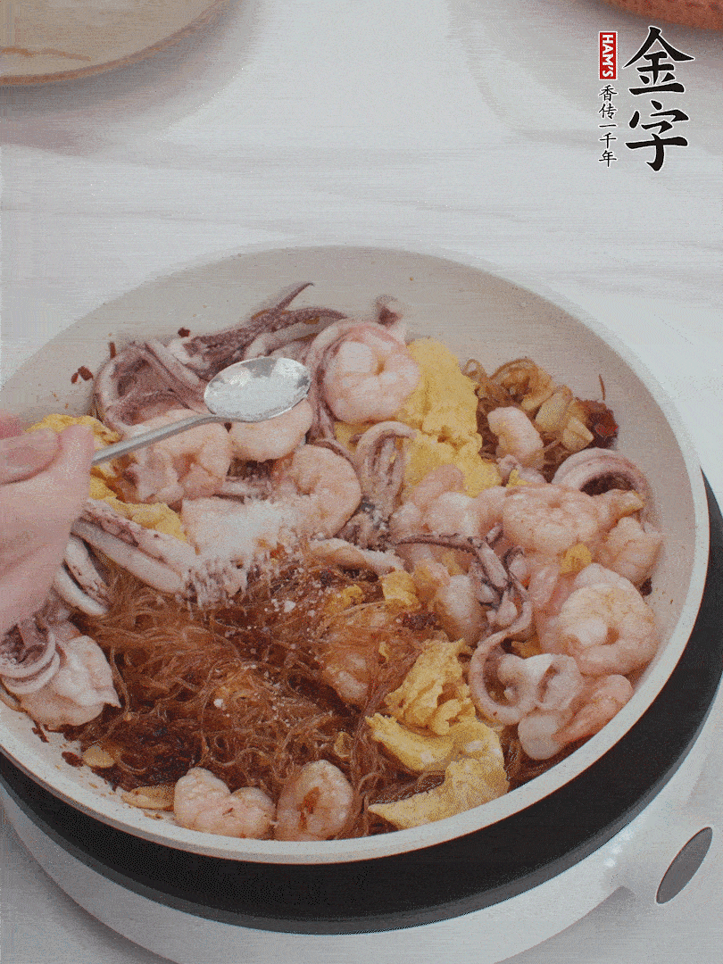 加雞蛋，蝦仁，魷魚混合。