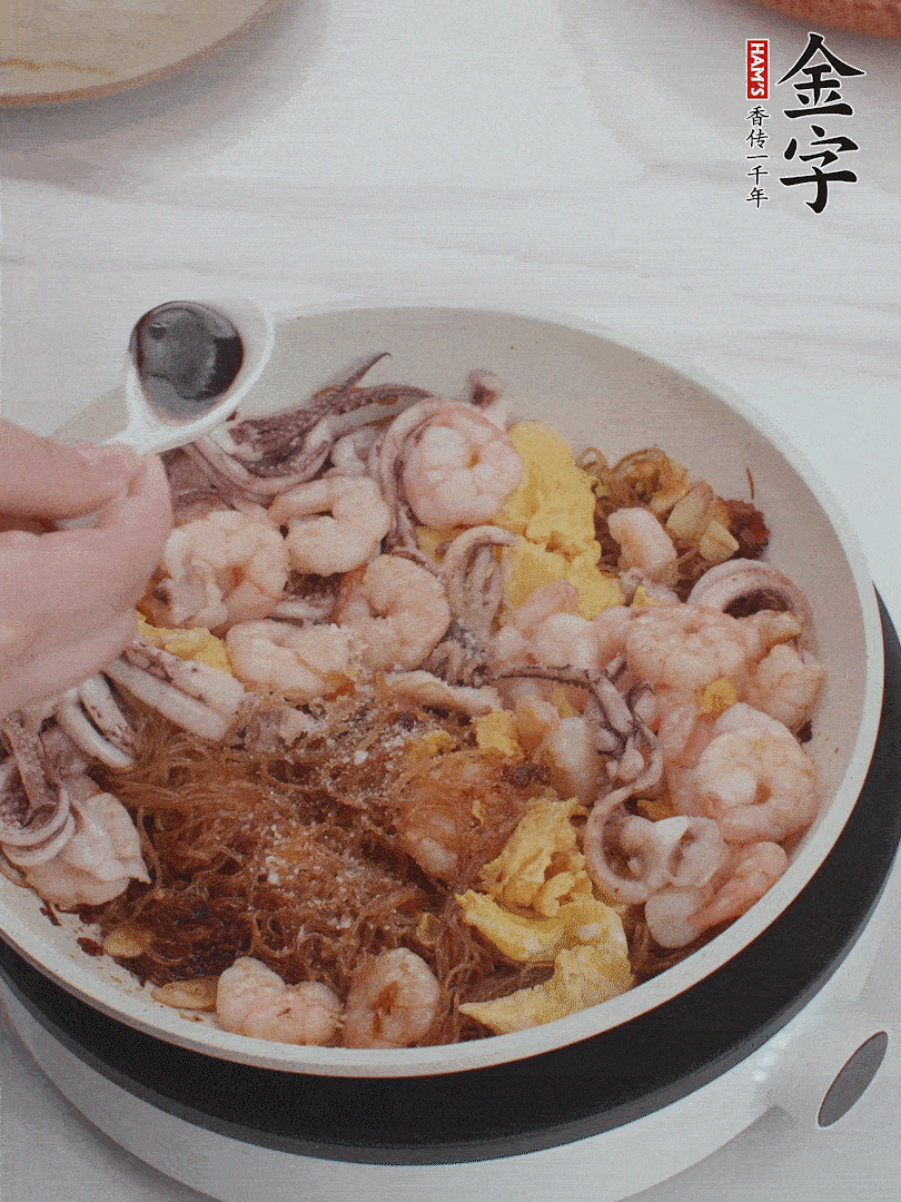 放1/3勺鹽、1/3勺雞精、1/3勺糖、2/3勺生抽調(diào)味。