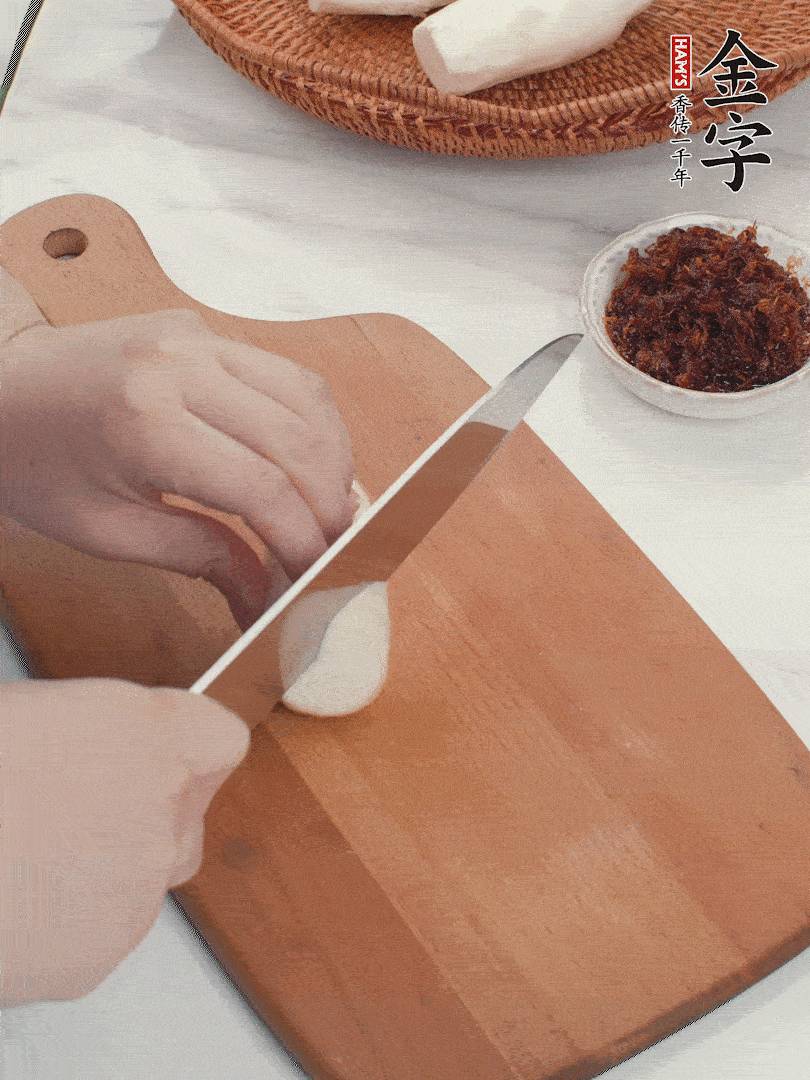 茭白剝殼，洗凈后切滾刀塊。