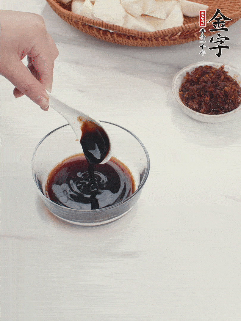 將生抽、老抽、黃酒和白砂糖在小碗里調成味汁。