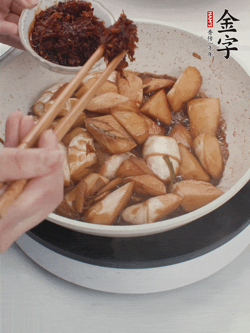 湯汁收濃，加金字火腿XO醬翻炒均勻。