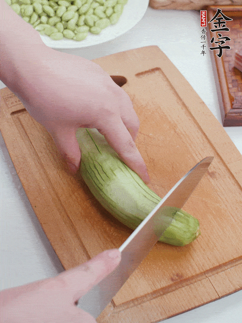 絲瓜去掉外皮，去掉兩端，切成滾刀塊。