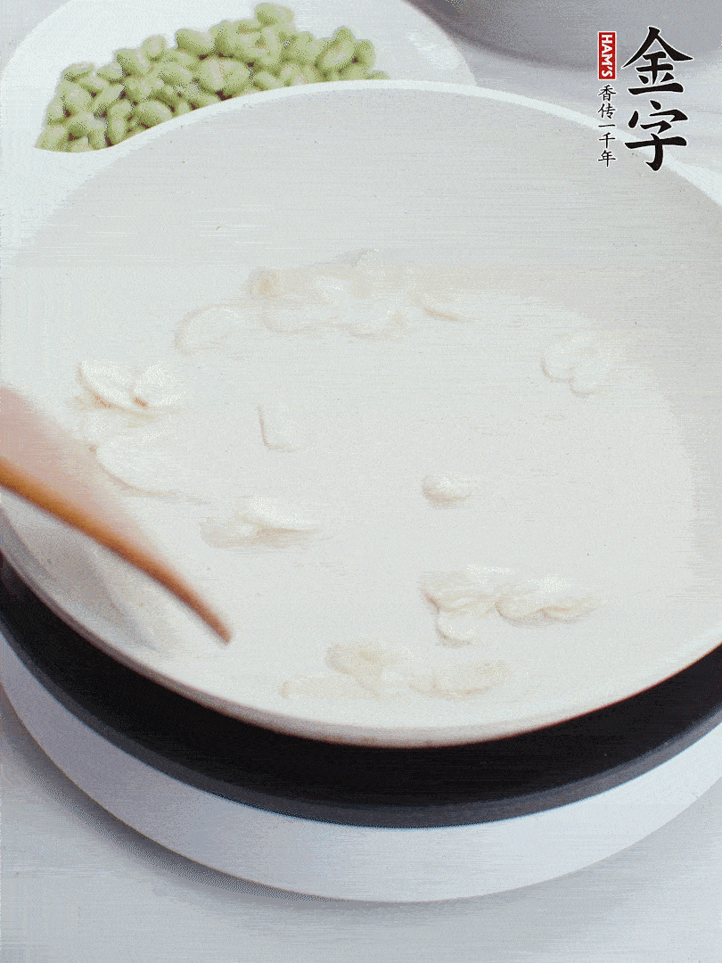 金字淡咸肉煮15分鐘，撈出切片。油5成熱時(shí)，蒜末、咸肉爆香。