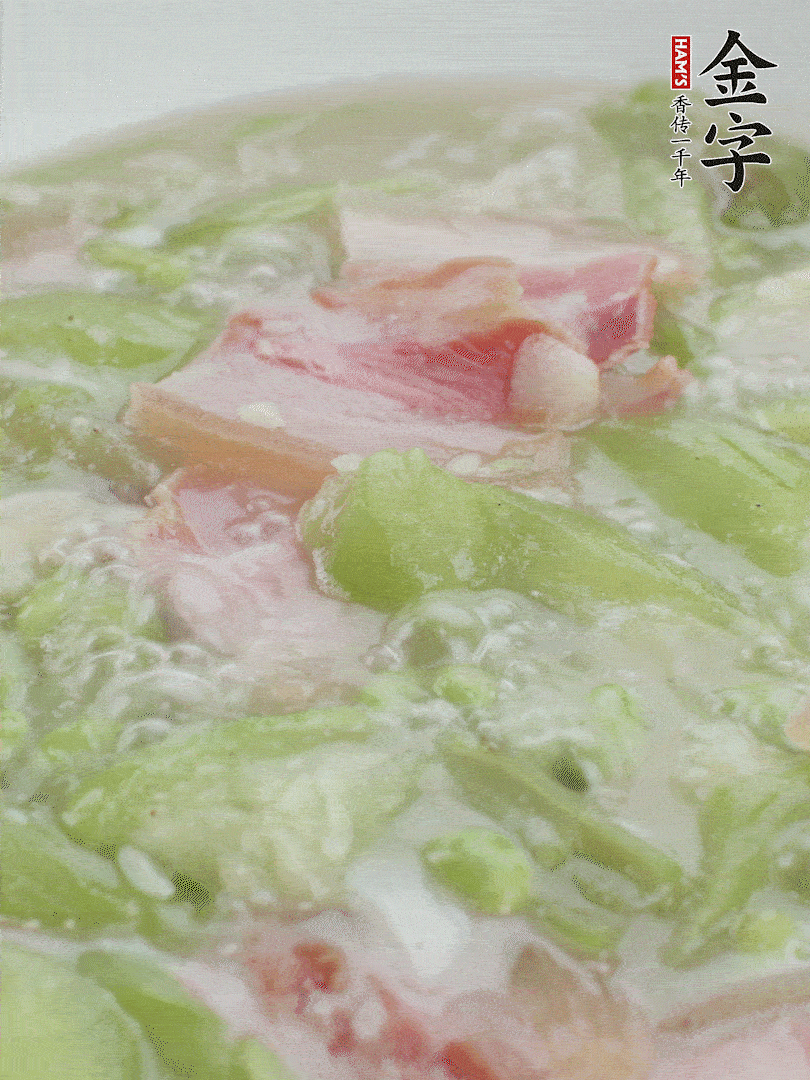 加一點(diǎn)熱水、白胡椒粉、雞精翻炒1分鐘。