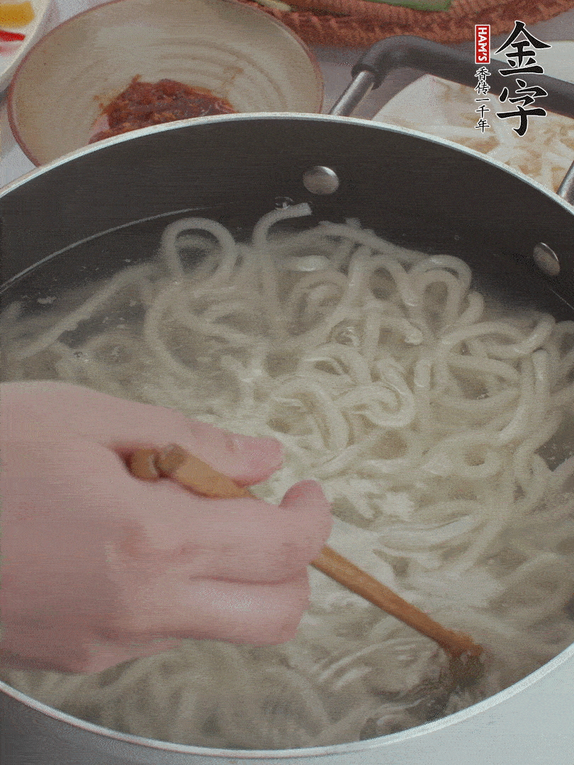 鍋中水煮沸，下烏冬面焯5秒鐘，撈出瀝干。