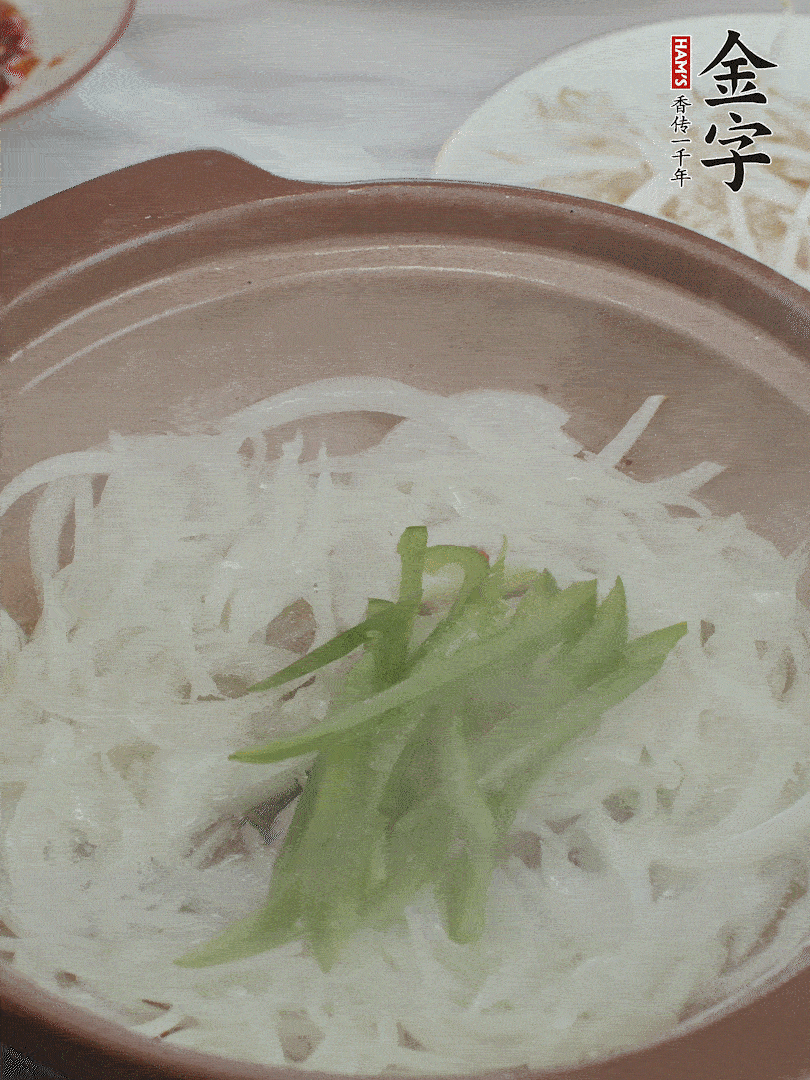 放烏冬面、青紅椒、豆芽。