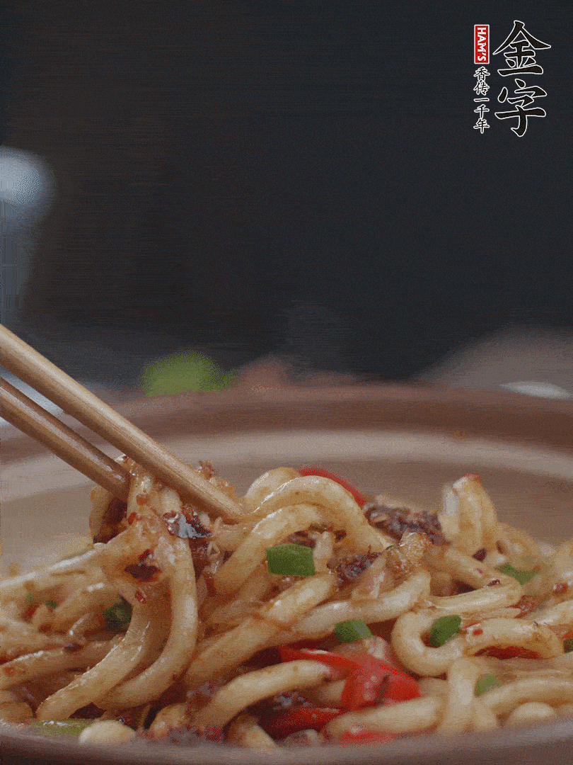 一小撮鹽調(diào)味。最后可以點綴香蔥段。