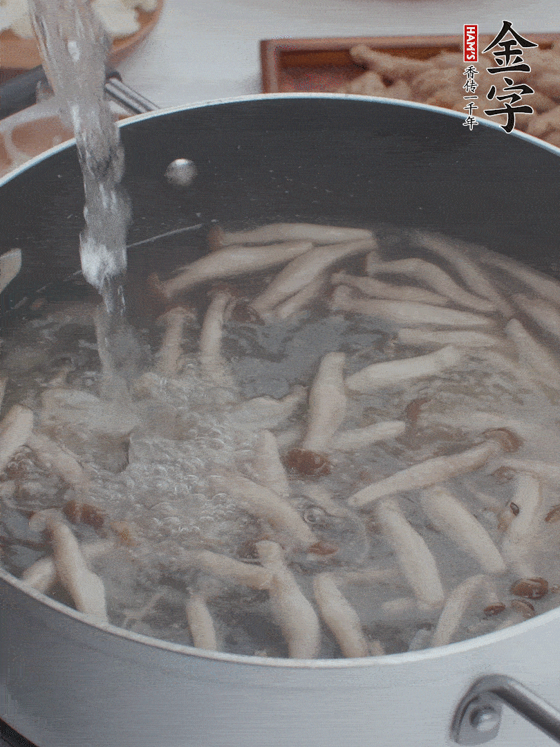 油熱爆香大蔥、蒜末，下蟹味菇炒軟，放清水。