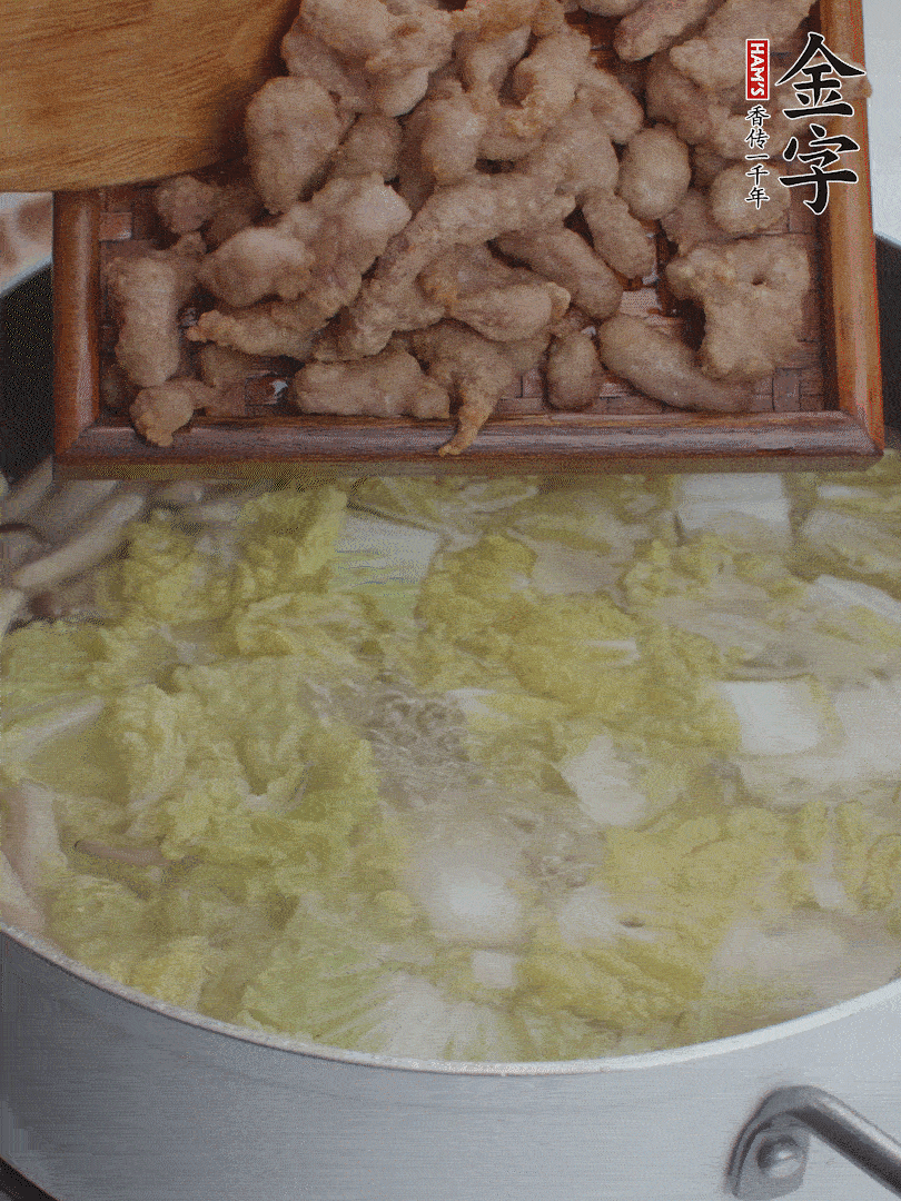 水開(kāi)后煮10分鐘，下娃娃菜、小酥肉煮3分鐘。