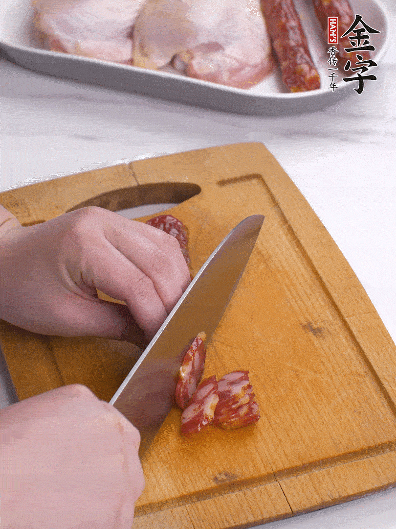 雞大腿去皮去骨切成塊，金字香腸切片，干香菇泡發(fā)切片，小蔥切蔥花。