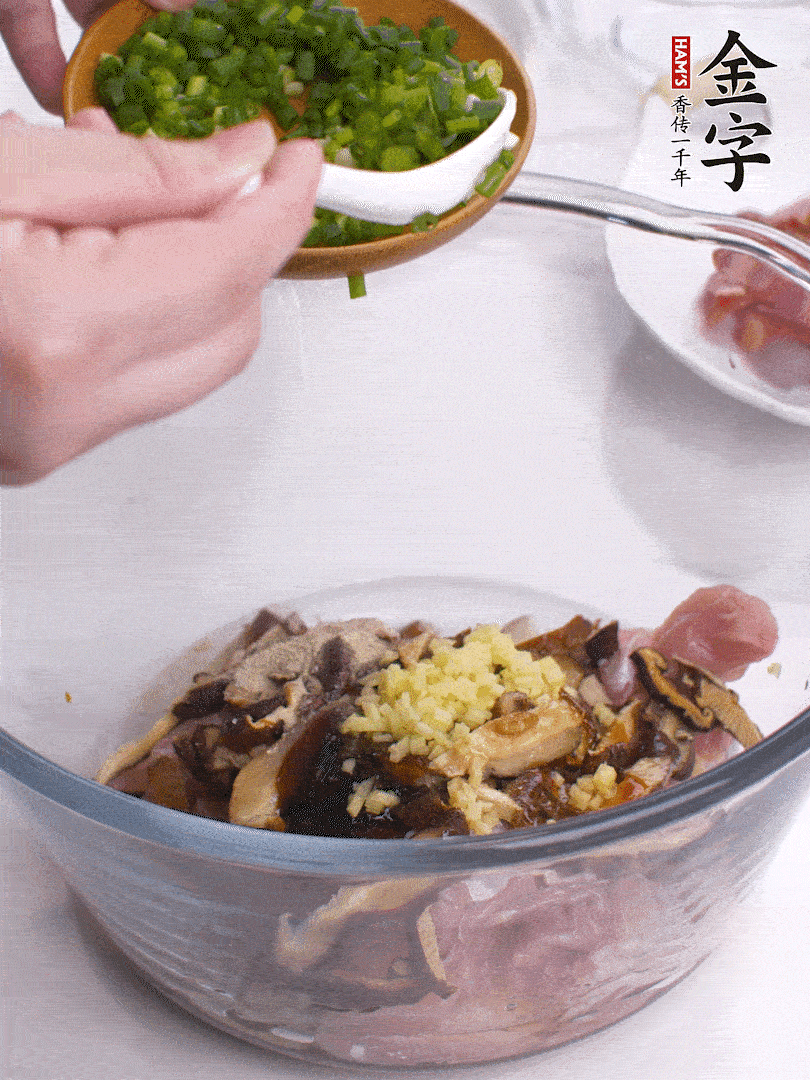 雞肉、香菇混合，加清水1/3杯、料酒1勺、蠔油1勺、鹽1勺、糖1/4勺、白胡椒1/4勺、食用油1勺、香油1/4勺、姜末、蔥花，攪拌均勻腌制2小時(shí)。