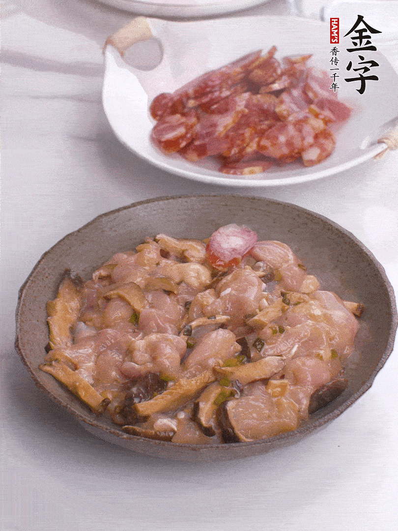 腌制后，雞肉中加淀粉1勺，頂部碼上香腸片。