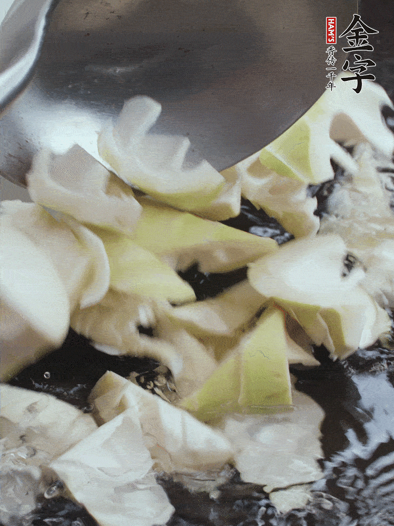 新鮮春筍去老根，剝殼切滾刀塊焯水去澀。