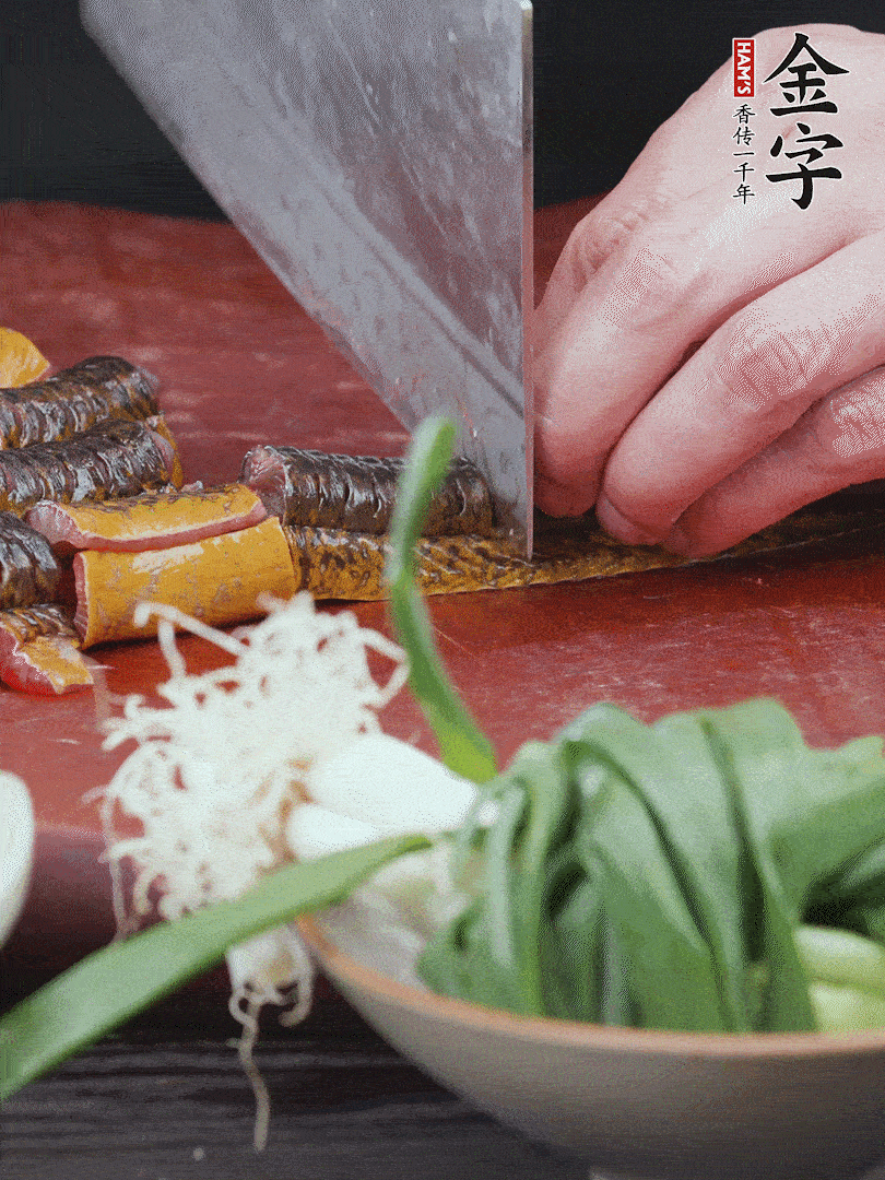 黃鱔去內(nèi)臟洗凈，切花刀斬段。沸水下鍋，加黃酒焯水去血沫。