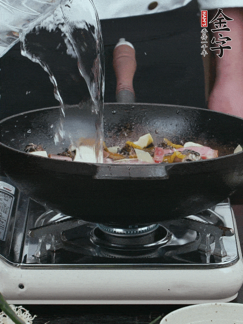 加適量黃酒，倒清水沒過。