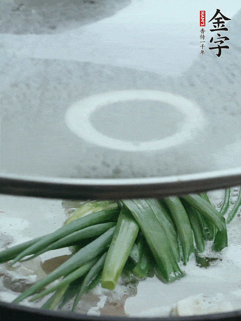 加蔥結(jié)去腥，大火開后中火燒20分鐘。