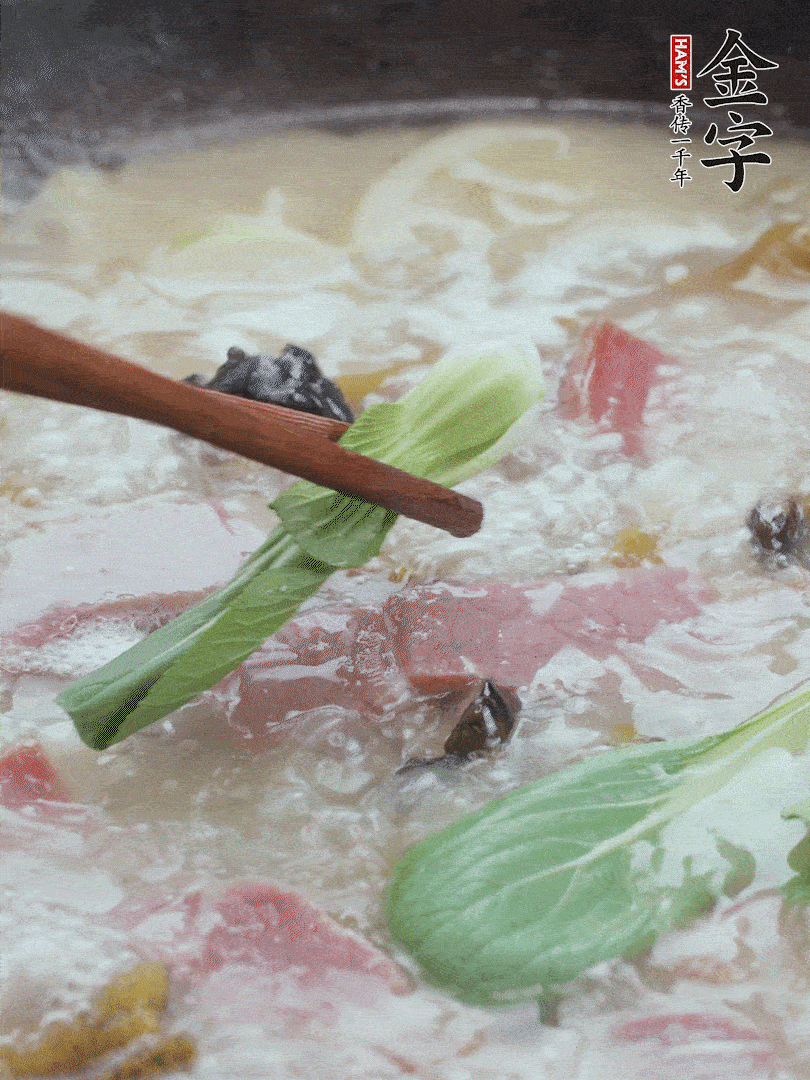 撈出蔥結(jié)，小菜心點(diǎn)綴。