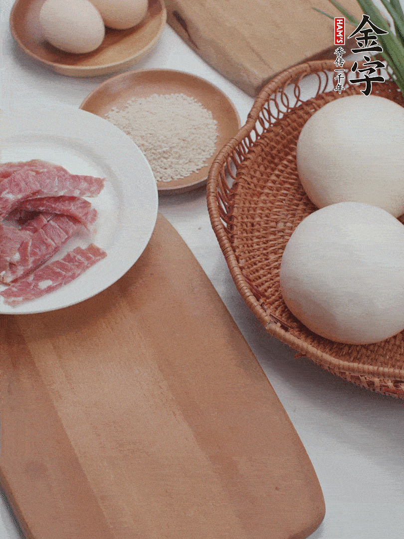 金字培根火腿切小片；饅頭、洋蔥切丁；香蔥切丁。