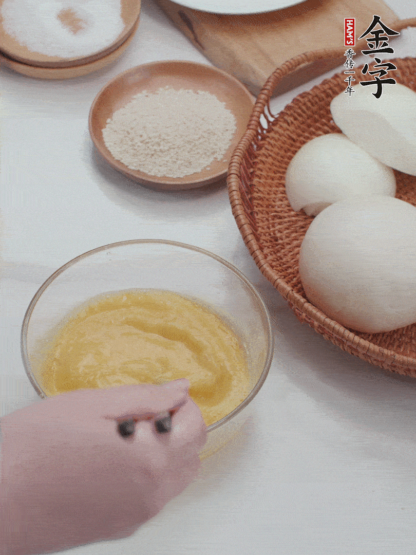 2個(gè)雞蛋加入1小勺鹽、1/2小勺胡椒粉打散。