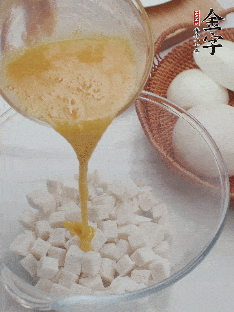 切碎的饅頭丁加入1/3蛋液拌勻。