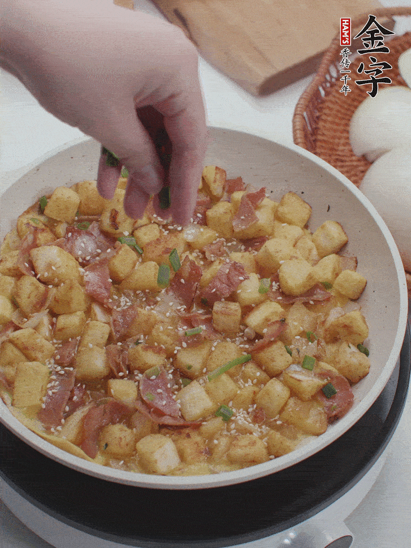 淋入剩余蛋液，蛋液凝固，撒上蔥綠和熟芝麻。