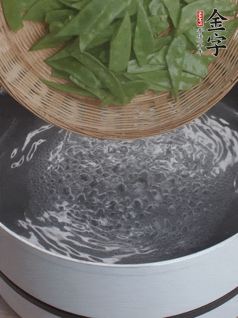甜豆莢撕掉老筋，斜切兩半，焯水1分鐘。