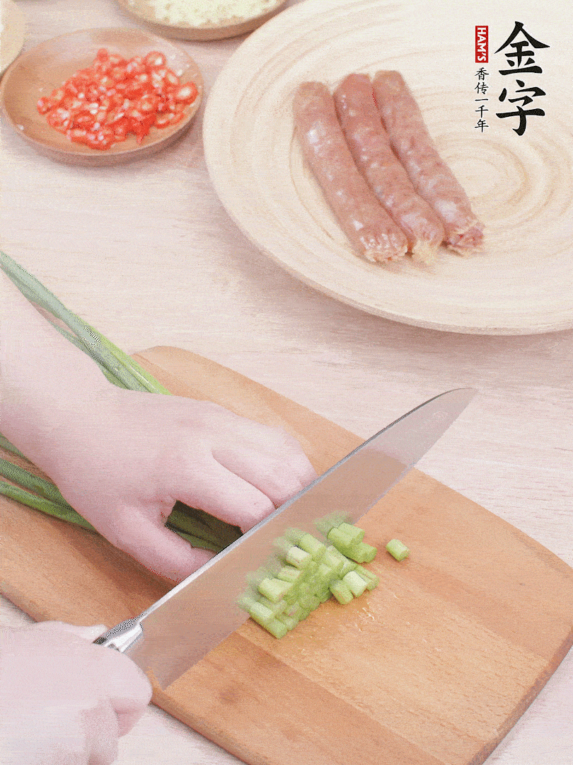 蒜苔切丁，蔥姜蒜切小丁，小米辣切圈。