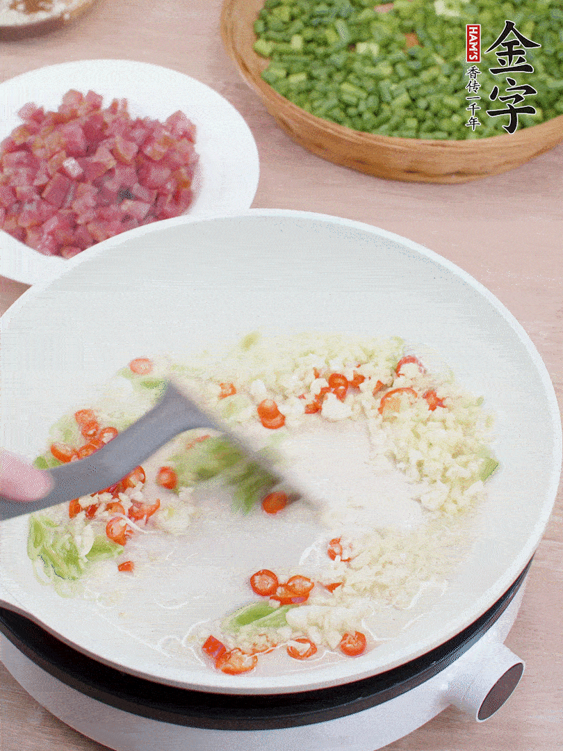 鍋中熱油，蔥姜蒜、小米辣煸香。