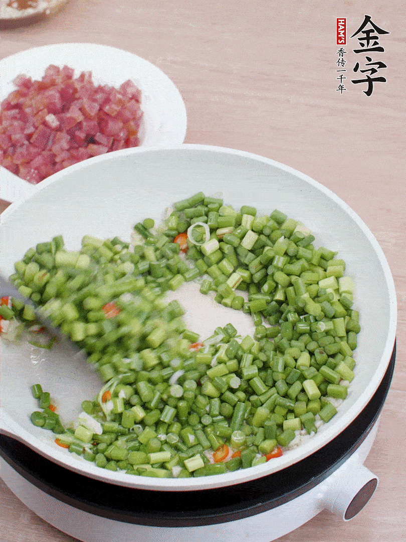 下蒜苔丁、一點(diǎn)鹽翻炒。