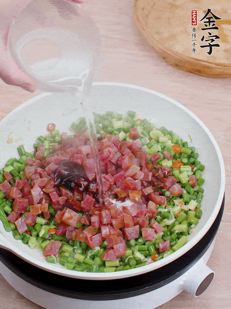 放香腸丁、1勺老抽、1勺蠔油、1/3勺白糖、少許清水炒至斷生。