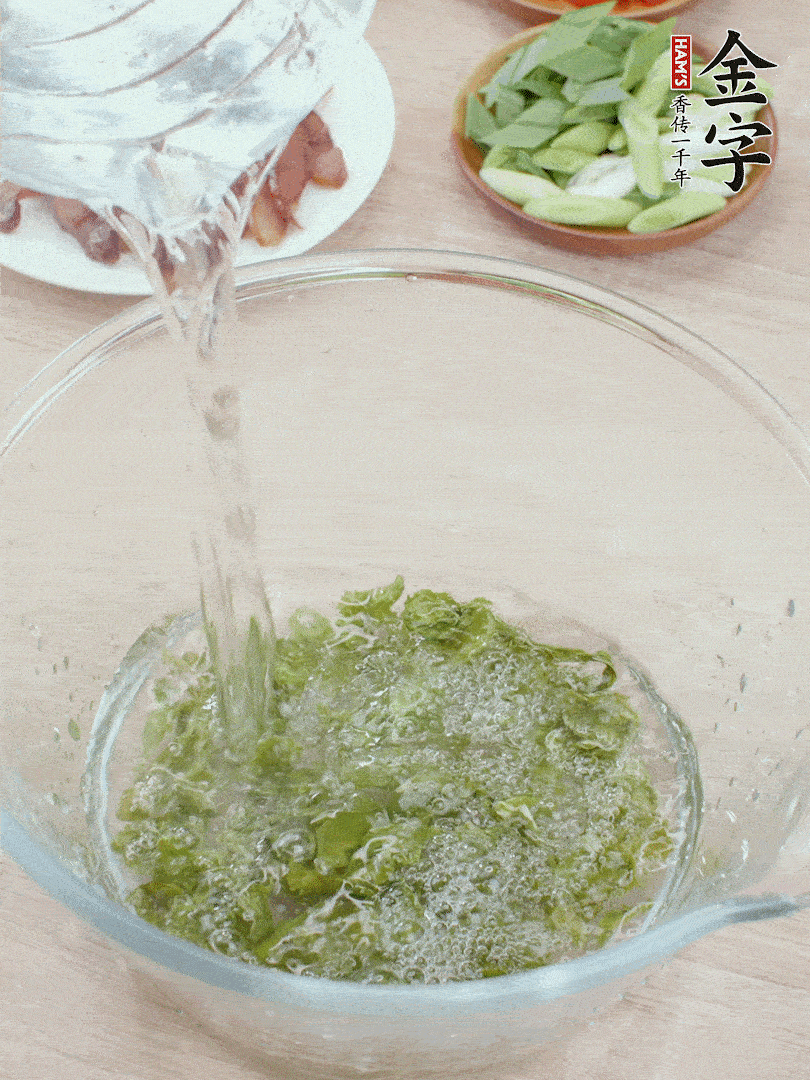 萵筍干溫水泡2小時(shí)，青紅辣椒切圈，姜切片，青蒜斜切段。