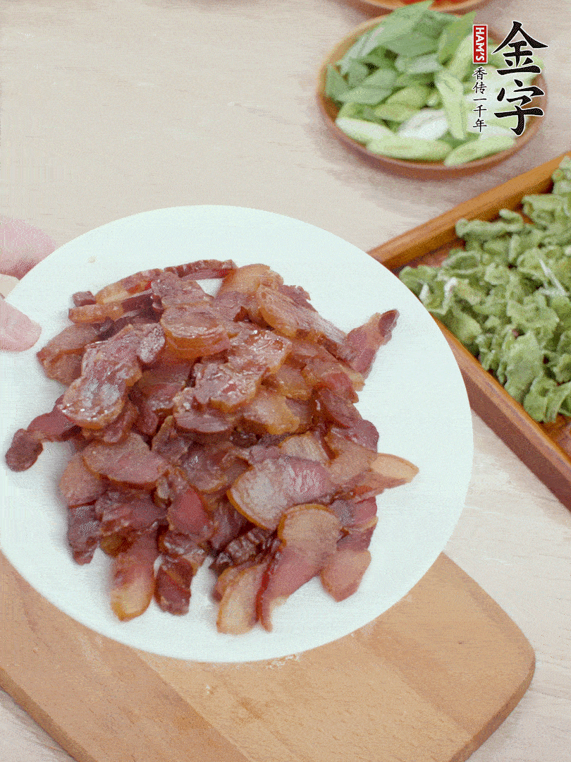 臘肉水煮15分鐘，切薄片。