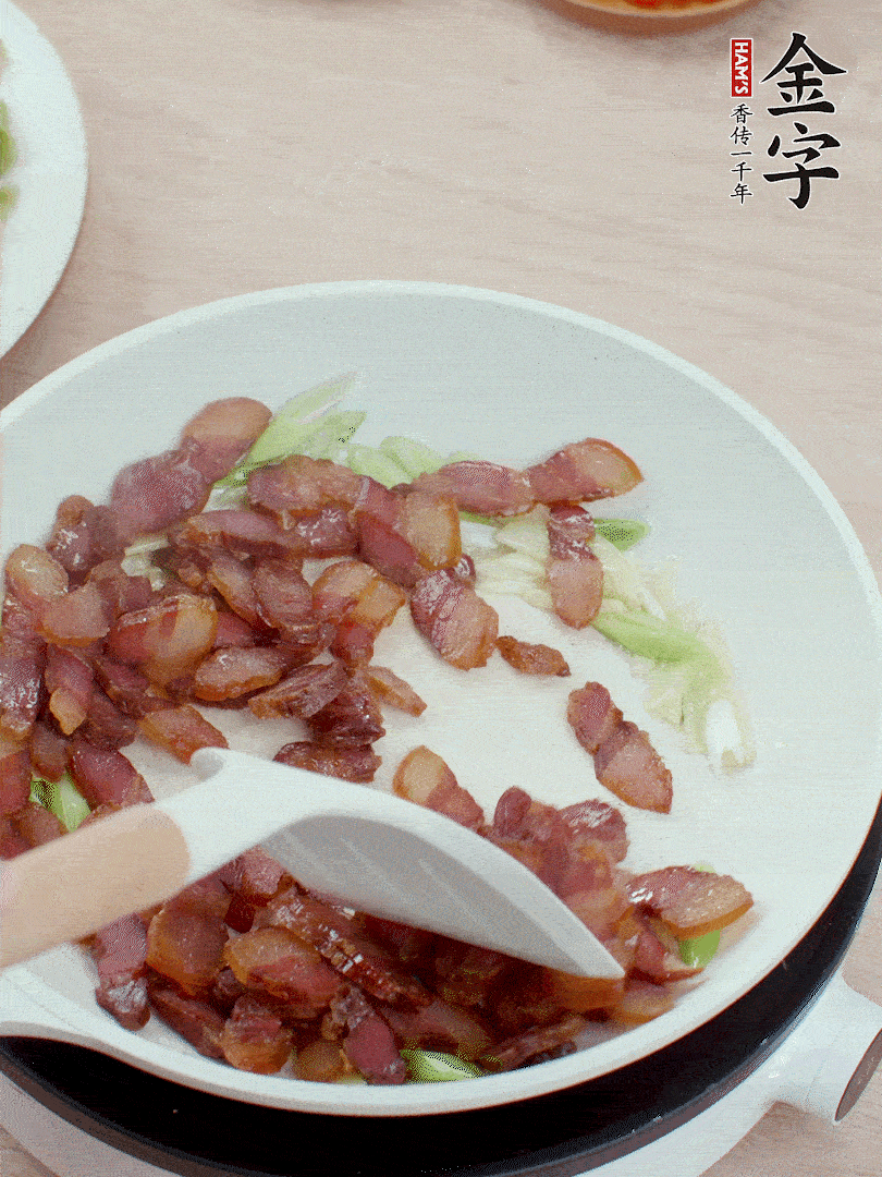 鍋中少許油，姜、蒜白爆香，下臘肉煸出油脂。