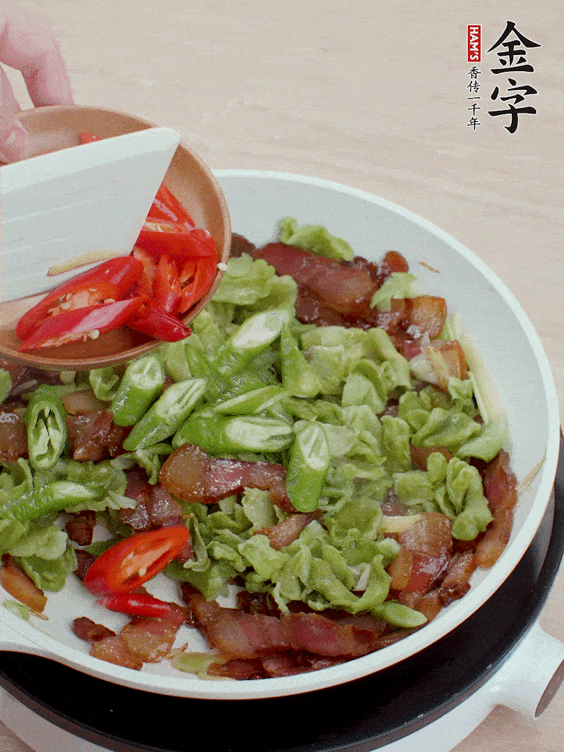 放萵筍干、青紅椒圈爆炒1分鐘。