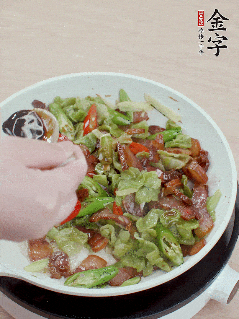 2勺生抽調(diào)味，最后撒蒜葉。